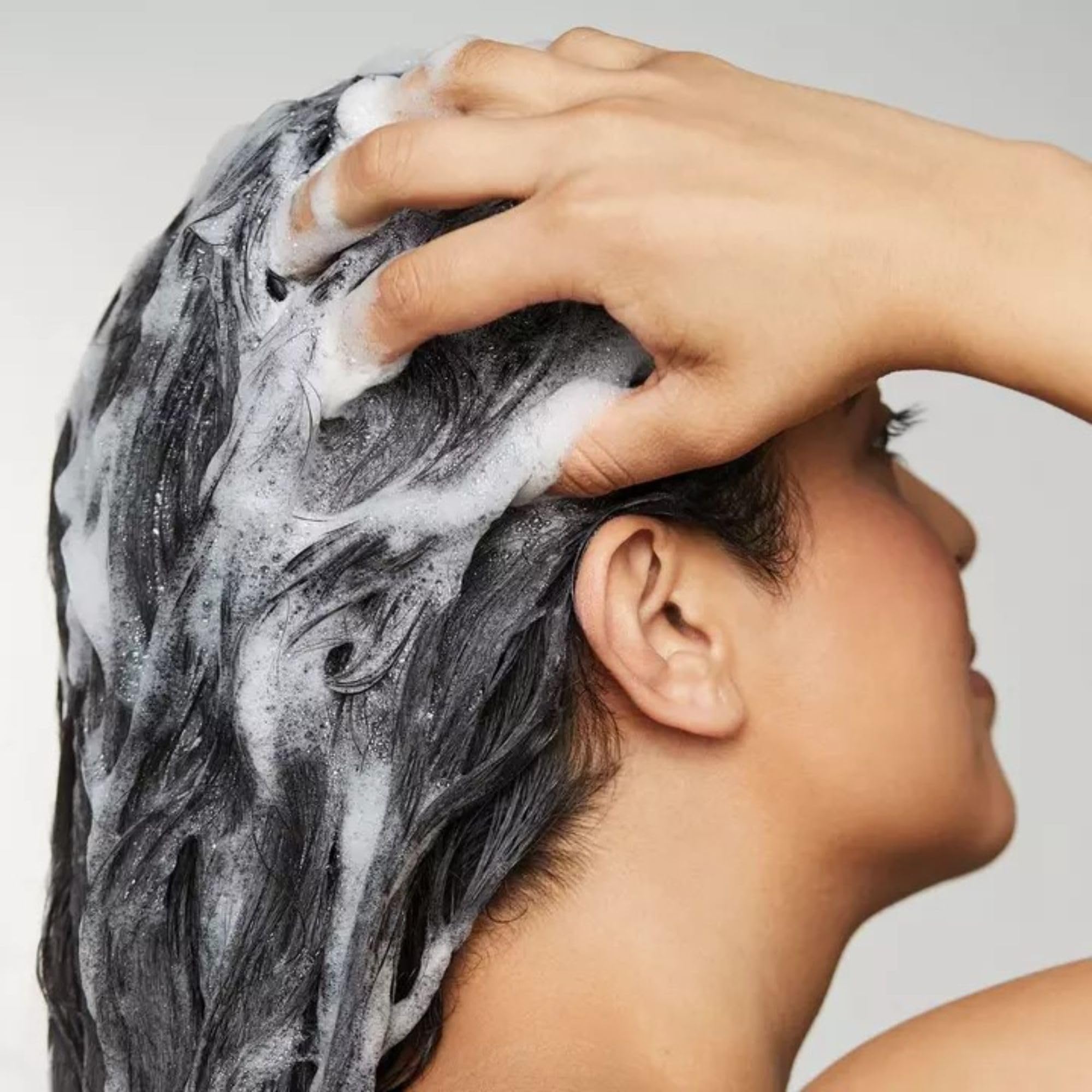 Ingrédients clés du Shampoing Awapuhi Wild Ginger et leur action nourrissante.