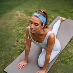 Bandeau Awumbuk large absorbe la sueur pour garder le visage dégagé.