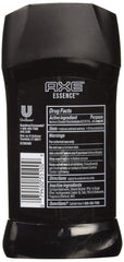 Application sur les aisselles avec AXE Essence, contrôle rapide de l’humidité.