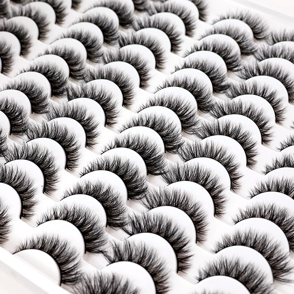 Cils Azenlo look cat-eye 3D volumineux et subtil.