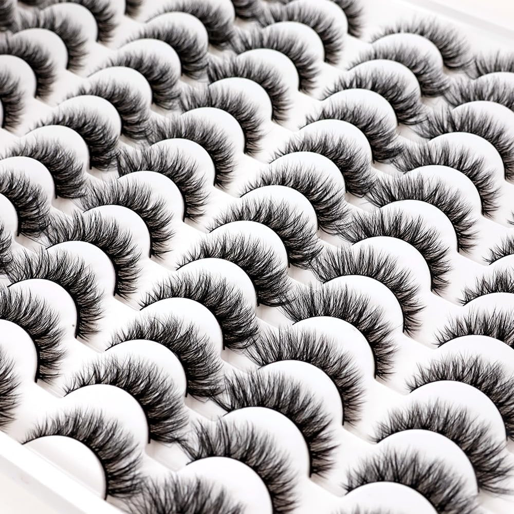 Cils Azenlo look cat-eye 3D volumineux et subtil.