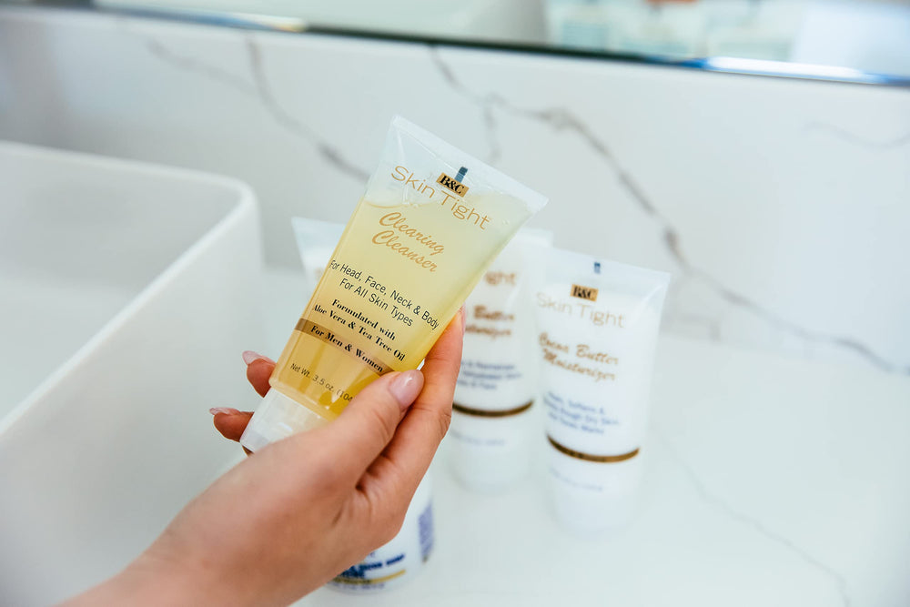 B&C Skin Tight Clearing Cleanser nettoie en douceur et purifie les pores.