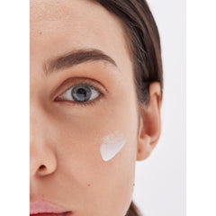 Application sur le visage avec Babe, fini mat et naturel.