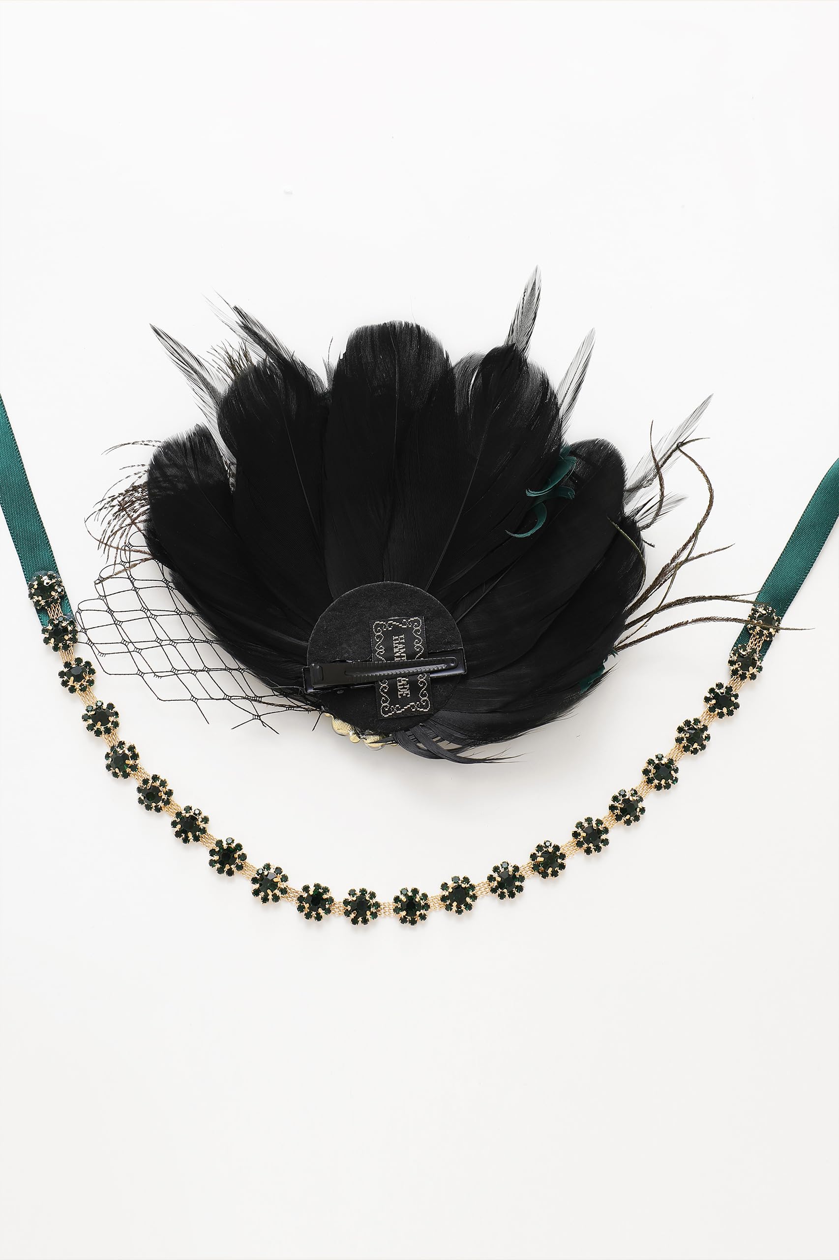 Détails strass et plume sur un accessoire de soirée