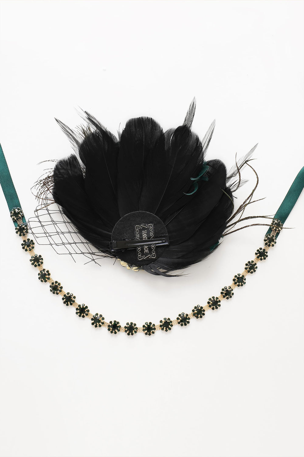 Détails strass et plume sur un accessoire de soirée