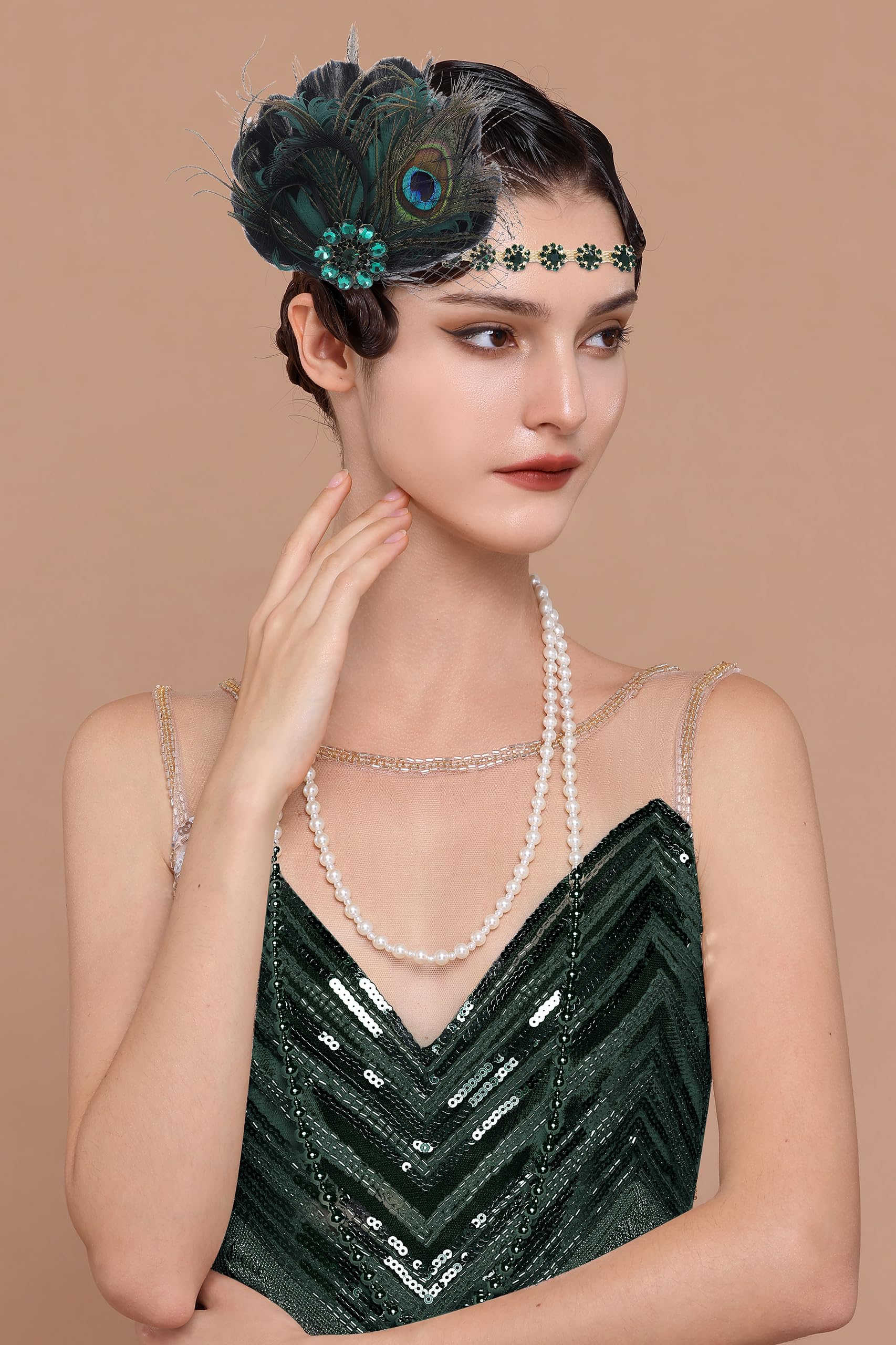 Plume délicate sur l'accessoire flapper BABEYOND, effet glamour
