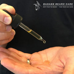 Application rapide avec l’huile Outlaw Badass Beard Care, douceur et confort durable.