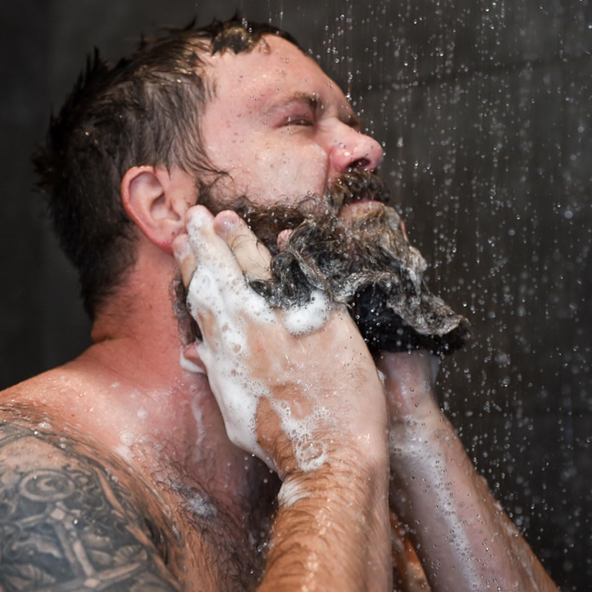 Badass Beard Care Shampoing barbe – ingrédients naturels comme eucalyptus et menthe pour un parfum frais.