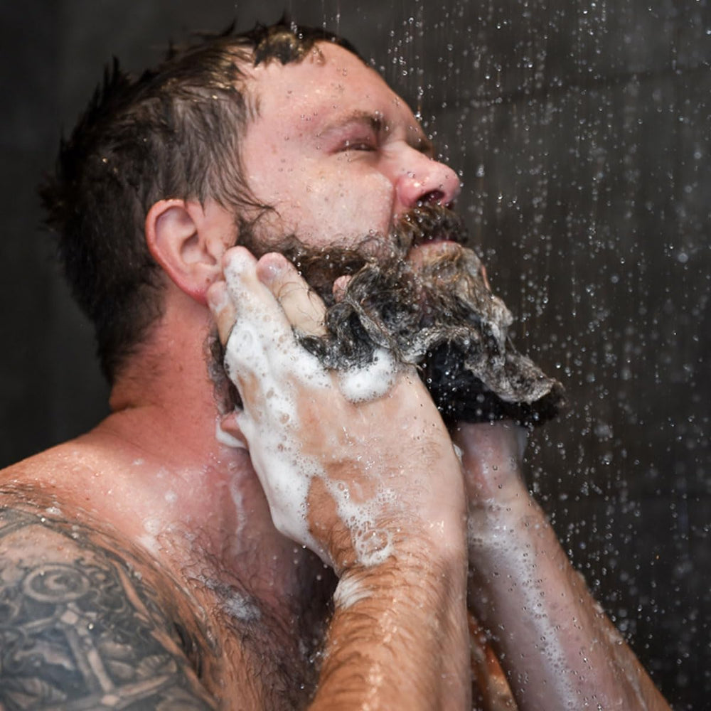 Badass Beard Care Shampoing barbe – ingrédients naturels comme eucalyptus et menthe pour un parfum frais.