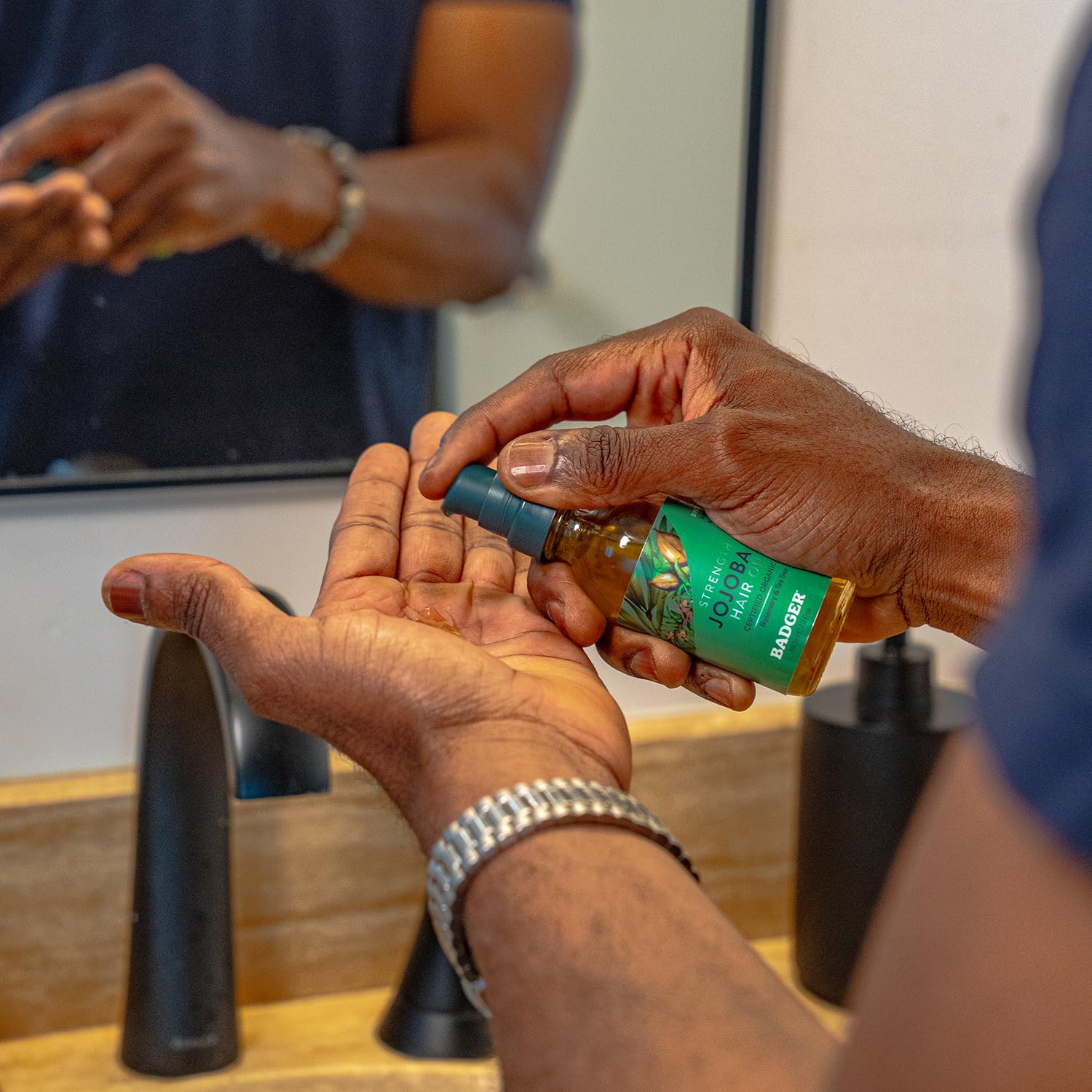 Badger Huile Jojoba, bouteille-pompe, convient à divers types de cheveux sans résidu.
