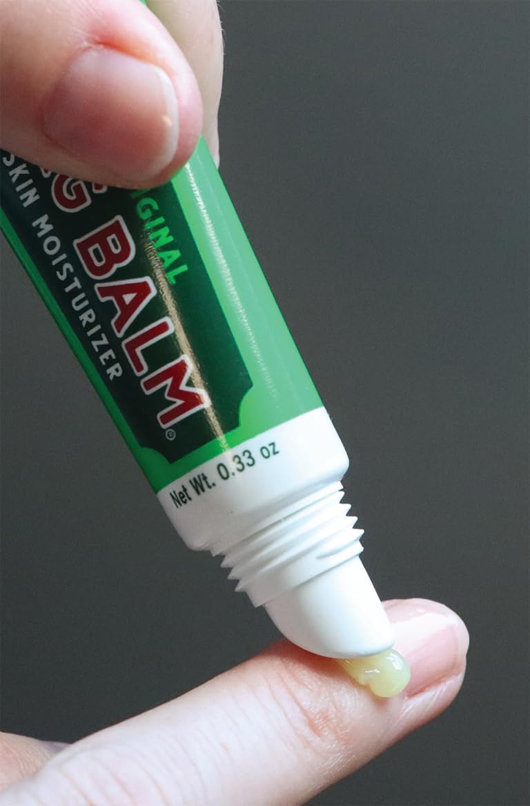 Bag Balm application mains originale démontrant l'hydratation ciblée et réparation facile.
