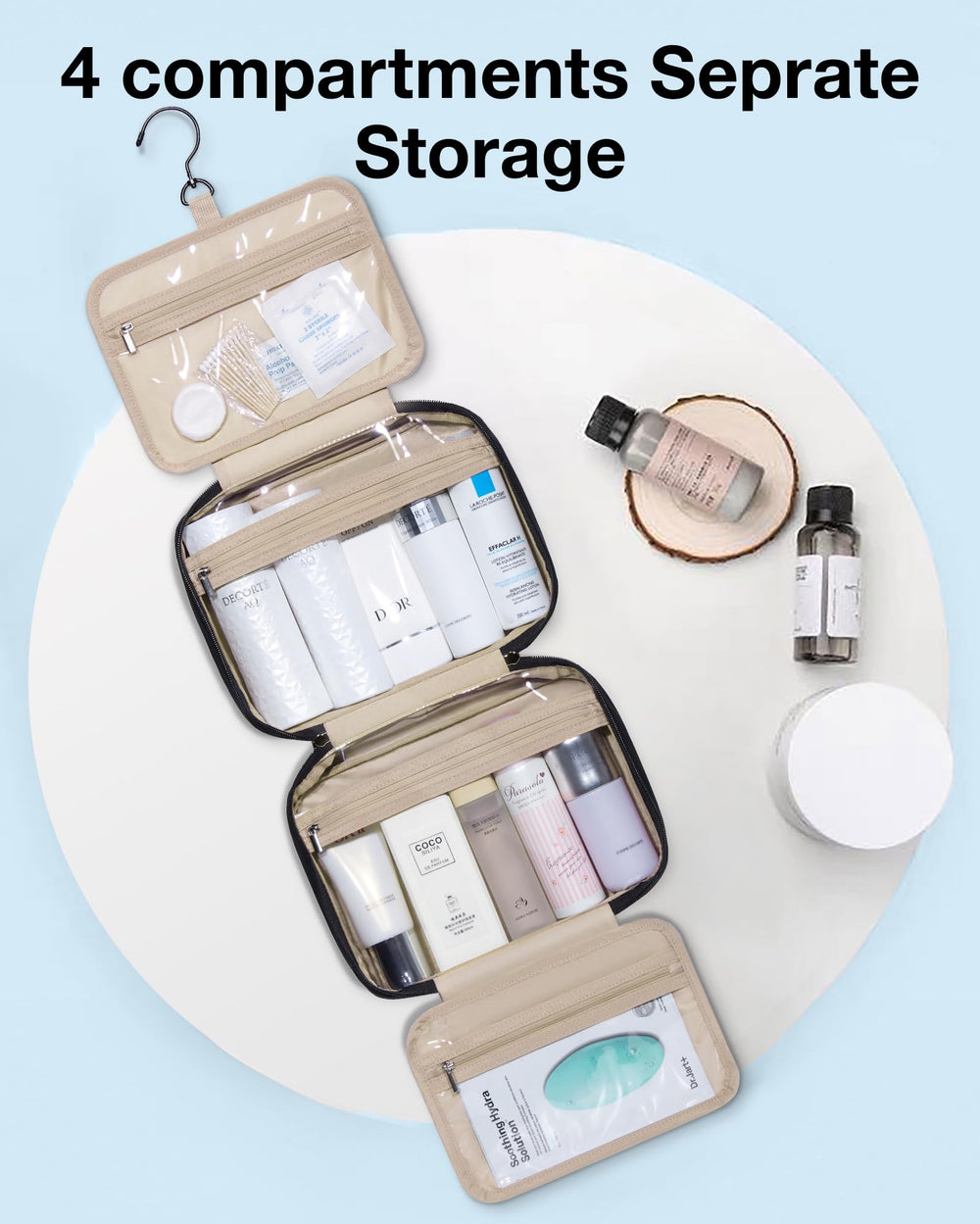 Grand compartiment roulé et ouvert pour accéder rapidement aux essentiels de voyage.