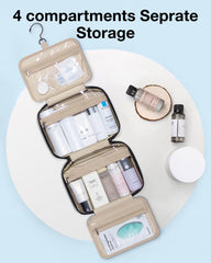Grand compartiment roulé et ouvert pour accéder rapidement aux essentiels de voyage.