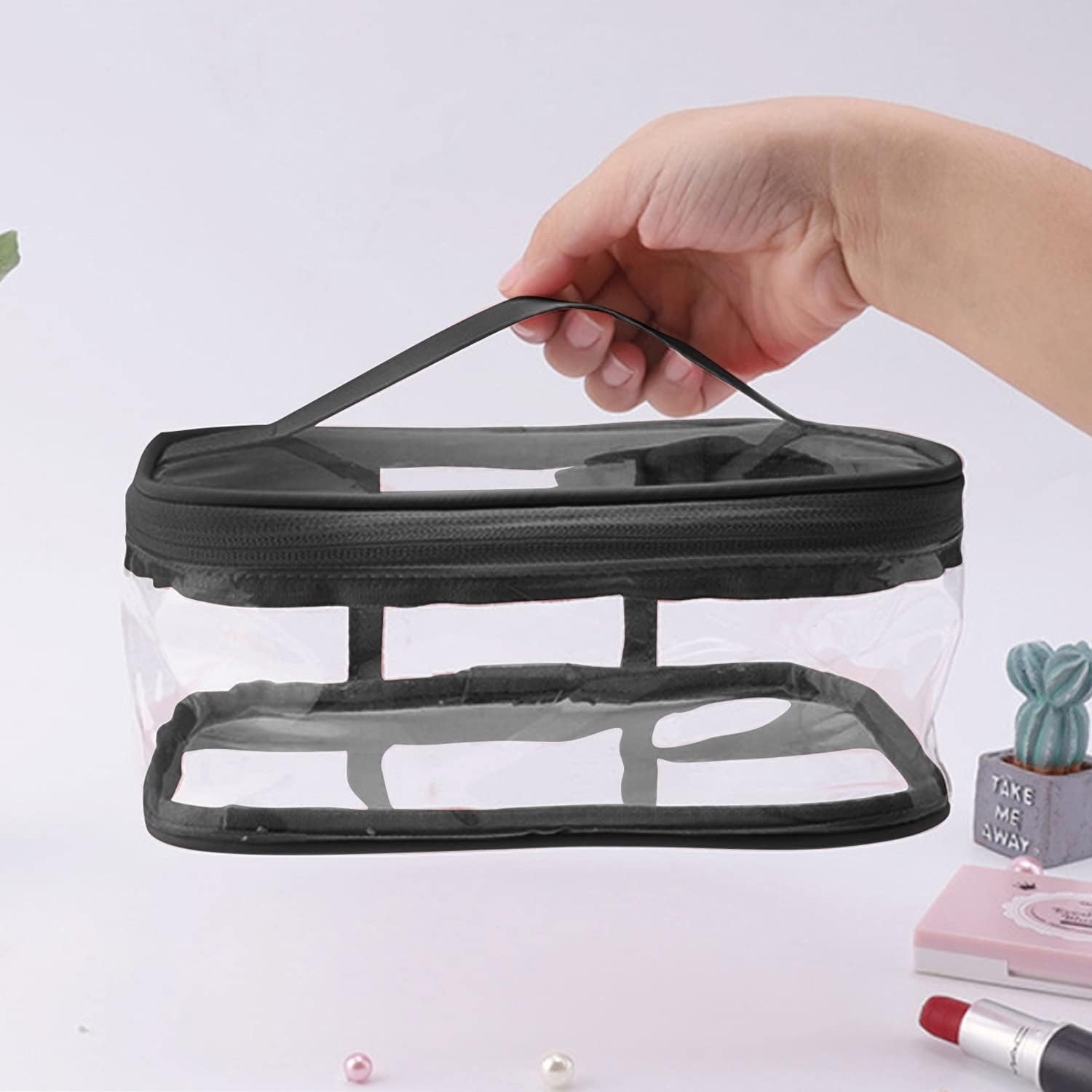 Trousse BallHull transparente utilisée pour stationerie et maquillage.