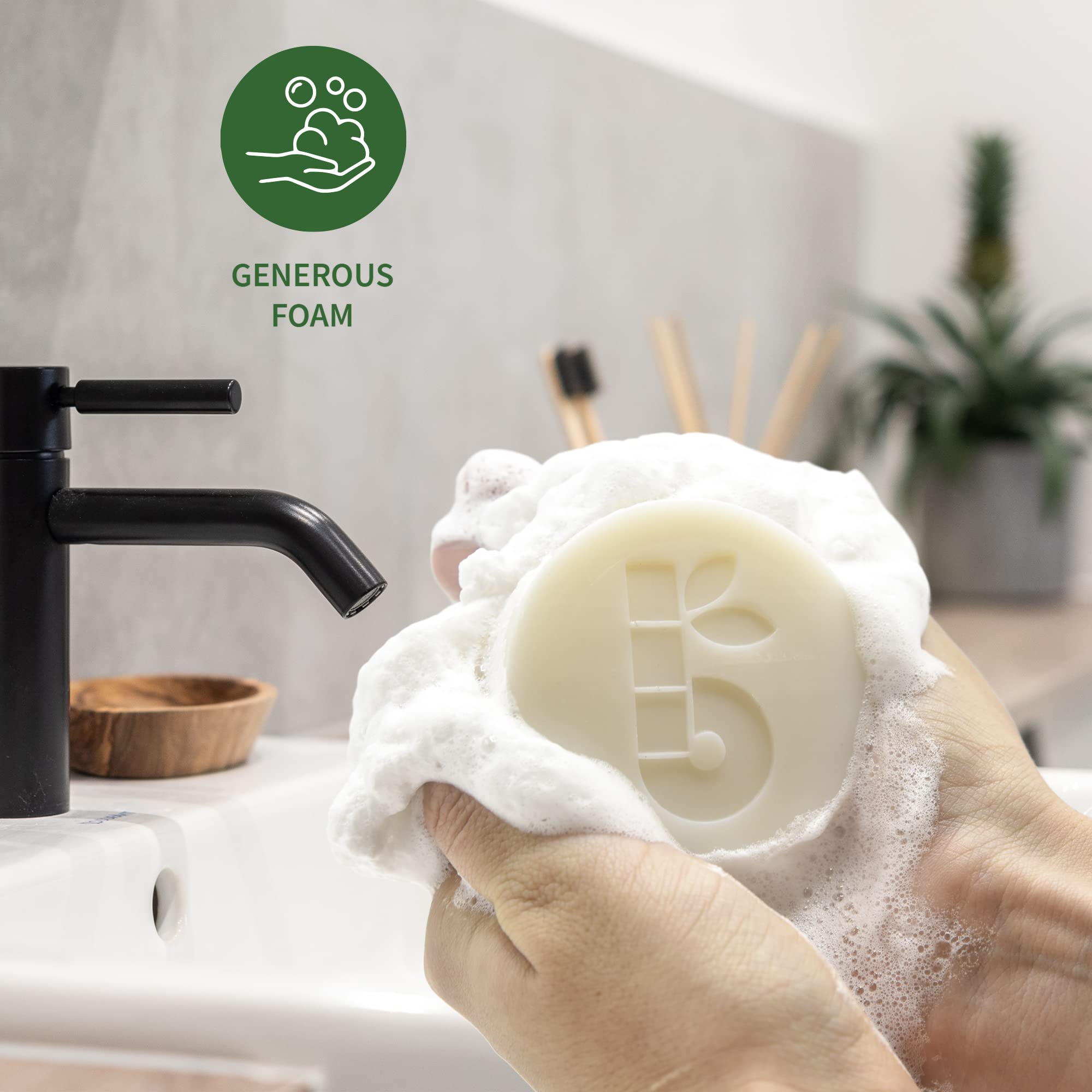 Peau sèche et sensible mieux hydratée après le rasage.