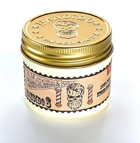 Bandido Aqua Wax 8 – mains en action appliquant le produit pour créer des textures.