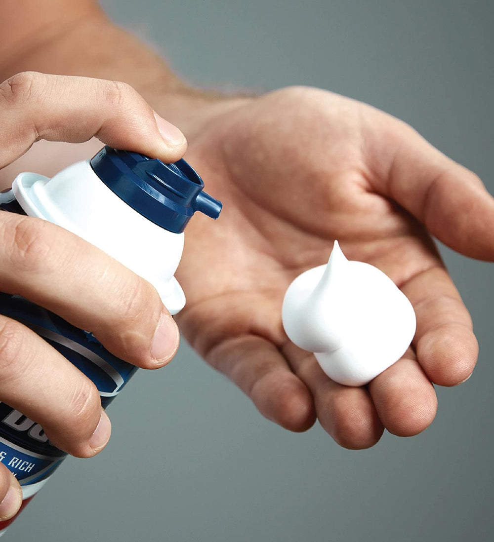 Utilisation Barbasol avec rasoir, confort et protection pendant le rasage.