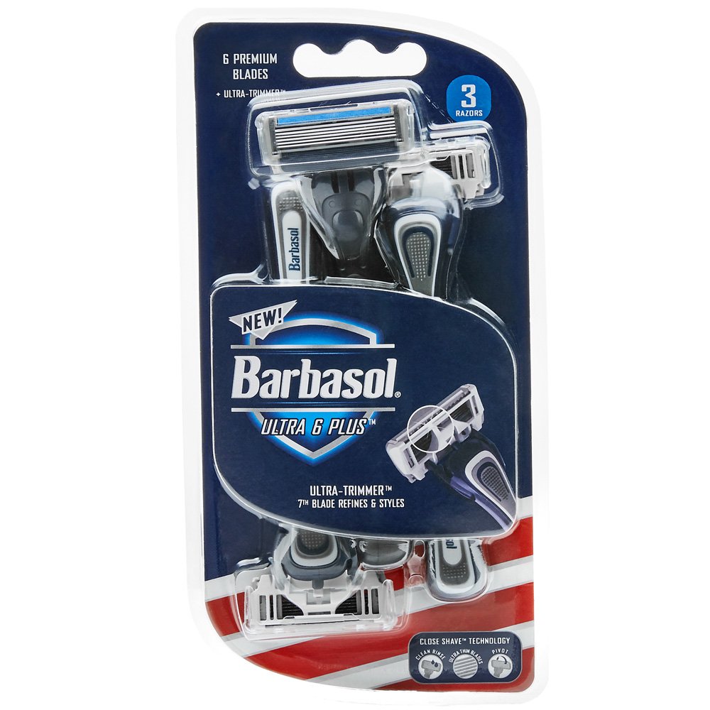 Barbasol Ultra 6 Plus rasoir dans les doigts, prise pratique et précise.