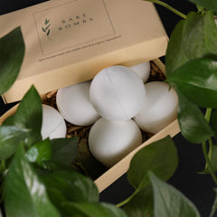 Bare Bombs – boules de bain curcuma-coco, peau nourrie avec une senteur chaleureuse.