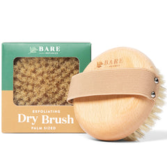 Brosse Bare Botanics pour le corps sèche, tenue en paume, exfoliation en douceur.