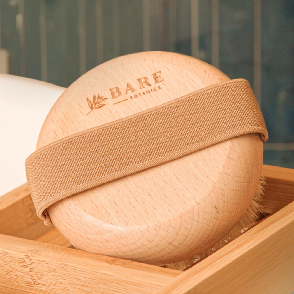 Massage et exfoliation avec Bare Botanics pour favoriser la circulation et l’élasticité.