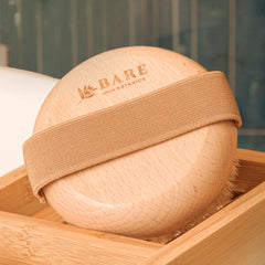 Massage et exfoliation avec Bare Botanics pour favoriser la circulation et l’élasticité.
