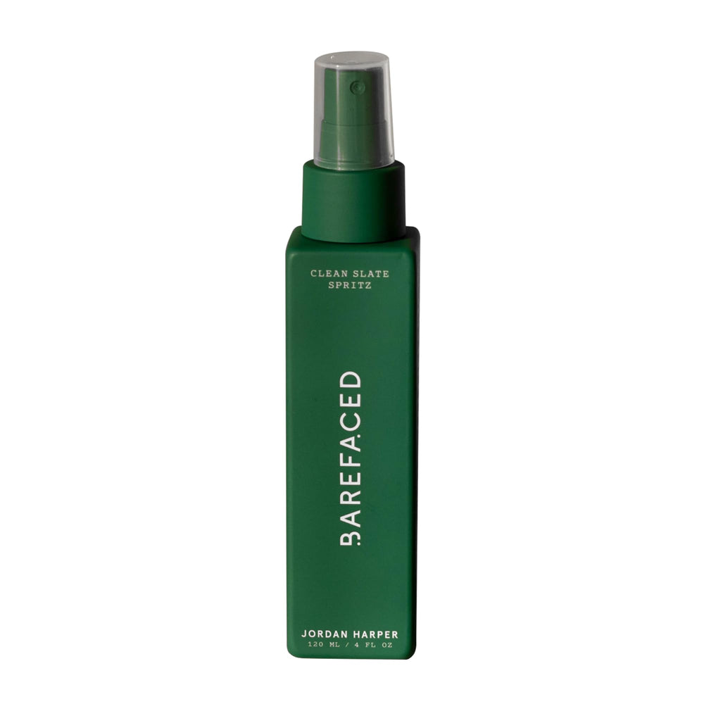Barefaced Clean Slate Spritz sur le visage pour une peau propre et rafraîchie.
