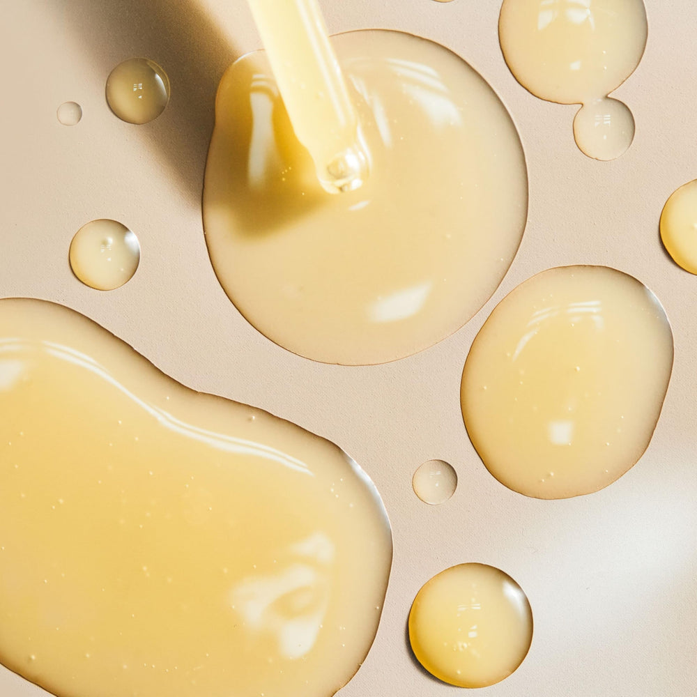Barefaced Liquid Gold – ingrédients vitamine C et hyaluronique pour l'élasticité.