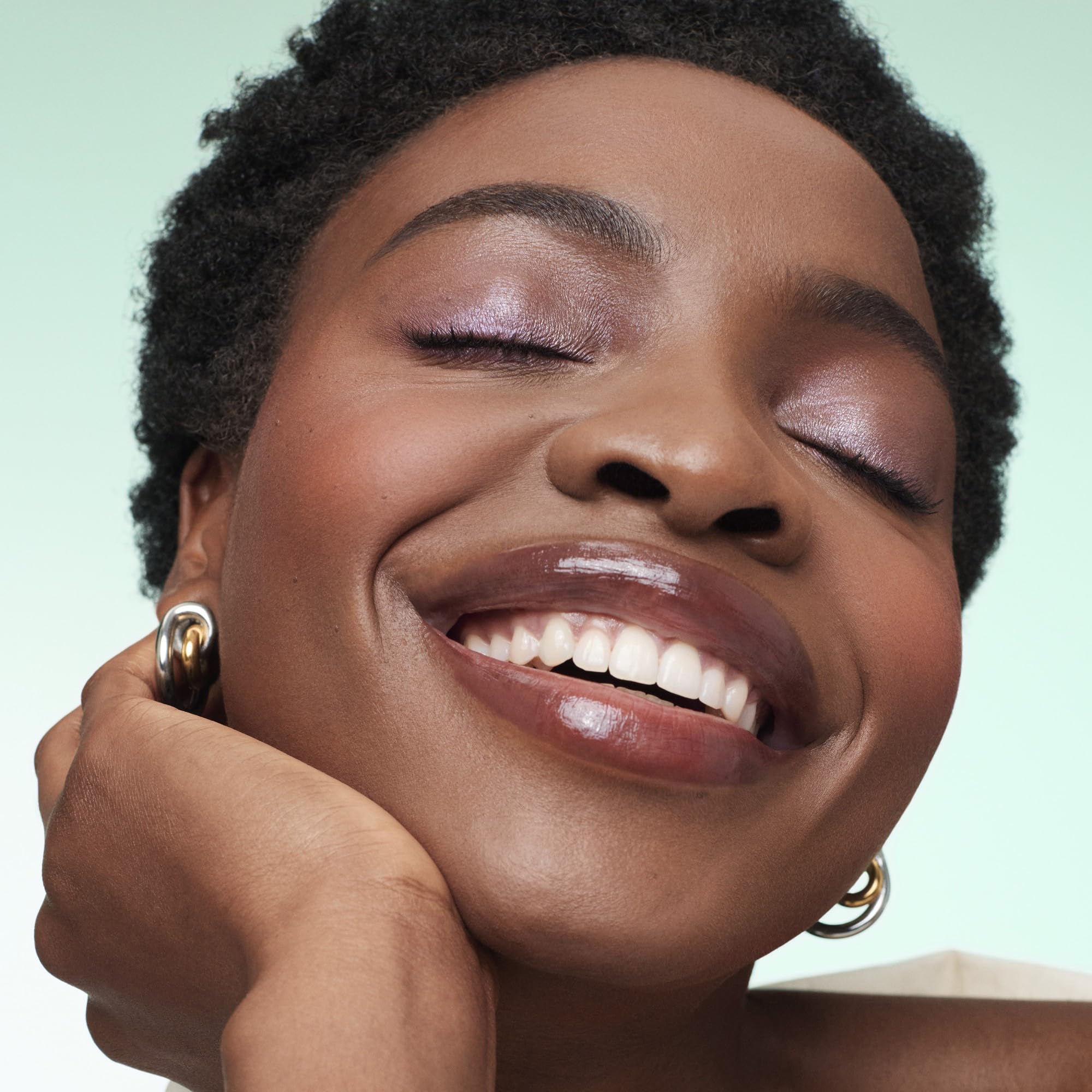 bareMinerals Mineralist baume-brillant-serenite, texture nourrissante sur les lèvres