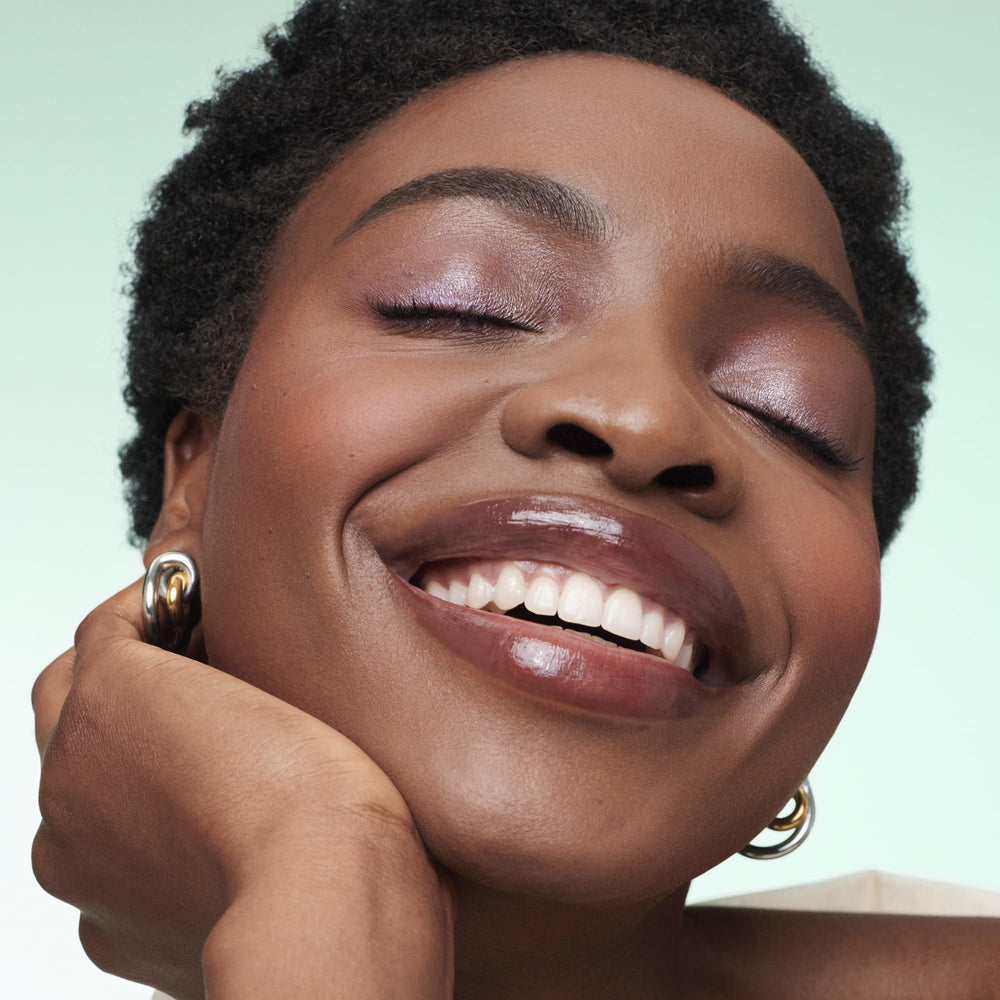 bareMinerals Mineralist baume-brillant-serenite, texture nourrissante sur les lèvres