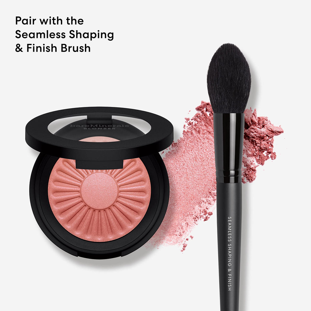 Démo sur les pommettes avec bareMinerals Gen Nude Blonzer.