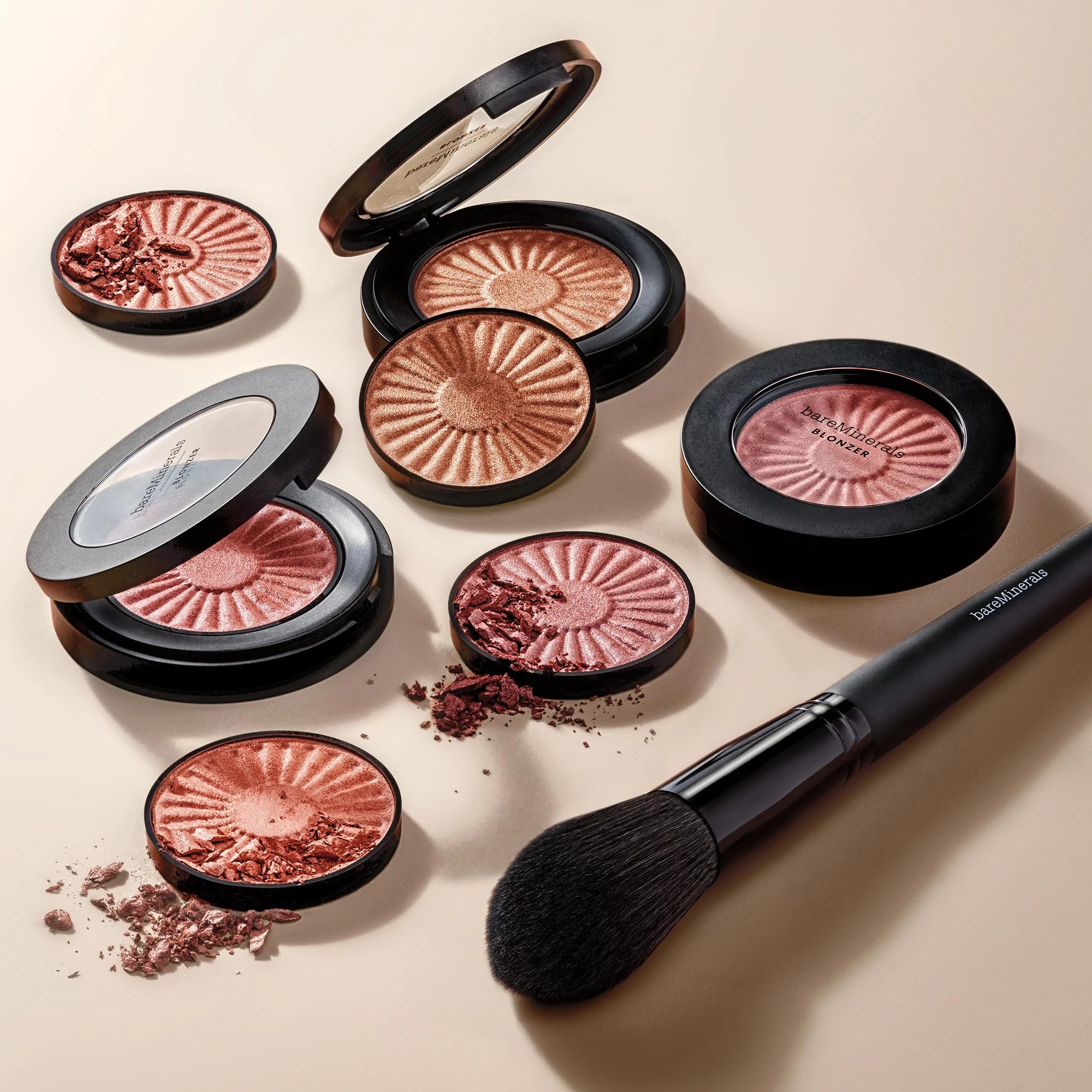 Résultat progressif et léger sans aspect poudre sur bareMinerals Gen Nude Blonzer.