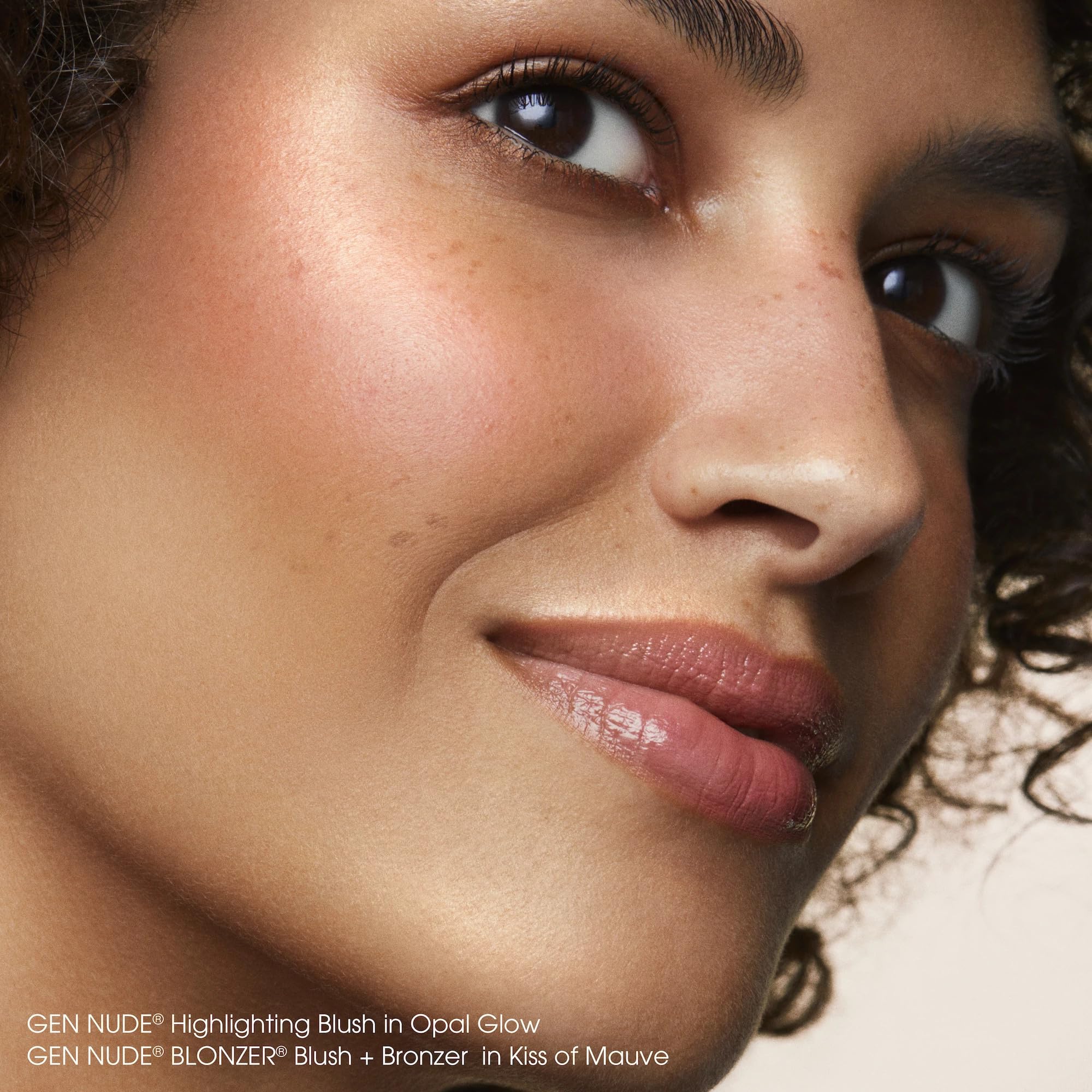 bareMinerals Gen Nude Enlumineur-Blush peut se superposer pour plus d’intensité