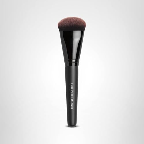 bareMinerals luxe-performance-application-maquillage montre un fini uniforme tout au long de la journée.
