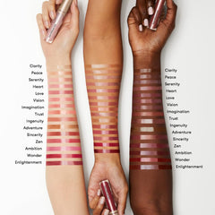 Texture hydratante du gloss-balm Clarity appliquée sur la peau.