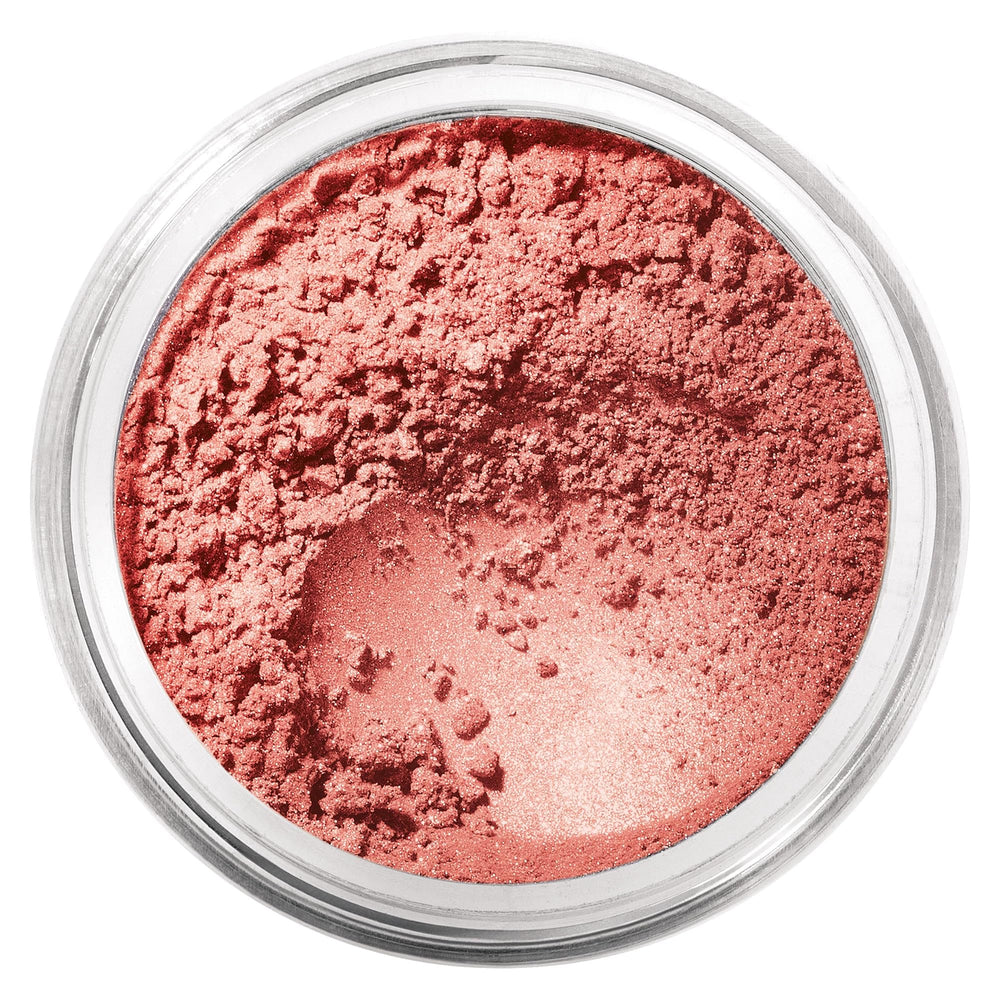 bareMinerals blush Vintage Peach en application pour un teint frais et naturel.