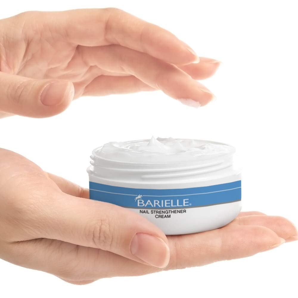 Barielle Crème renforcement-ongles, pénètre rapidement lors des applications nocturnes.