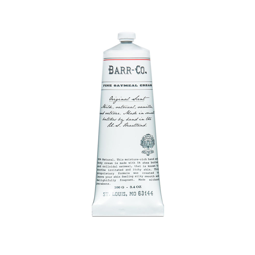 Application douce de la crème Barr-Co sur les mains au quotidien.
