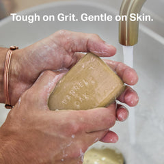 Barrel & Oak savon exfoliant—pierre d’olive pour un gommage efficace.