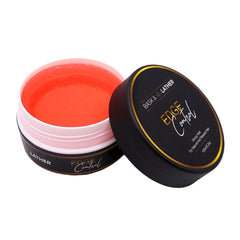 BASK & LATHER – Bouteille gel-contrôle-des-rebords pour une tenue durable.