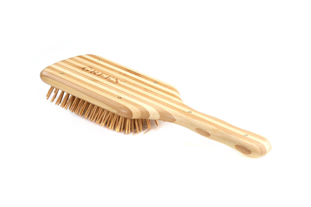 Brosse Bass Verte design éco-responsable adaptée à une routine naturelle.