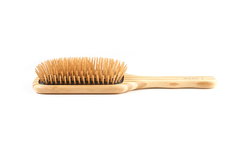Brosse Bass Verte grande palette offrant une surface de démêlage efficace.
