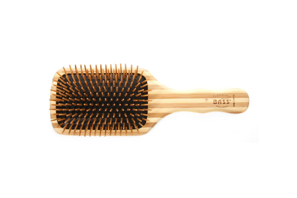 Brosse Bass Verte, poignée en bambou, prise en main ergonomique.