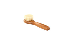 Brosse Bass visage utilisée sous la douche, poils doux pour peau sensible.