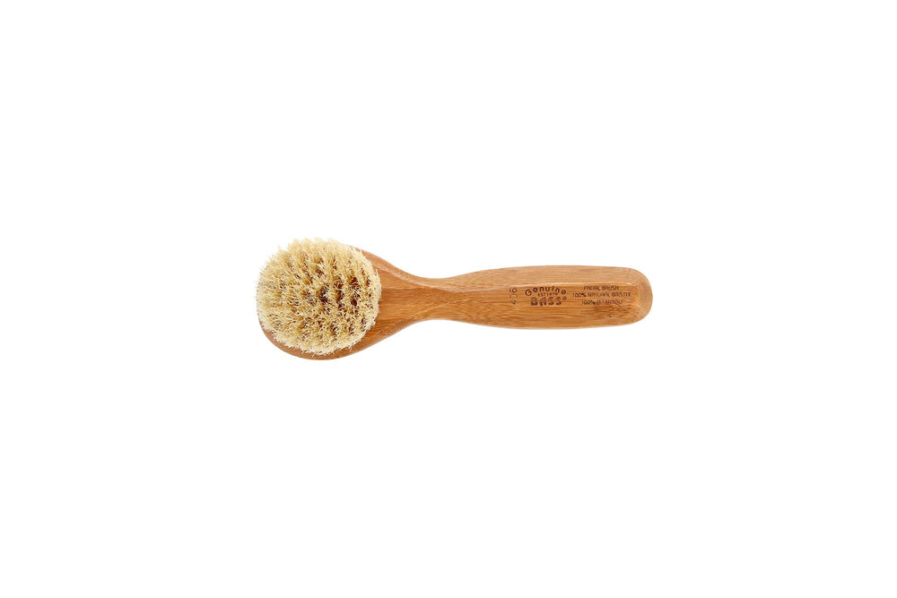 Brosse Bass à poils naturels, exfoliation des pores et peau plus nette.