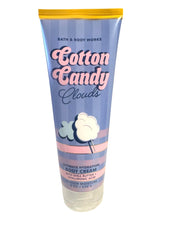 Bath & Body Works Cotton Candy Clouds – crème hydratante, texture riche pour peau douce.