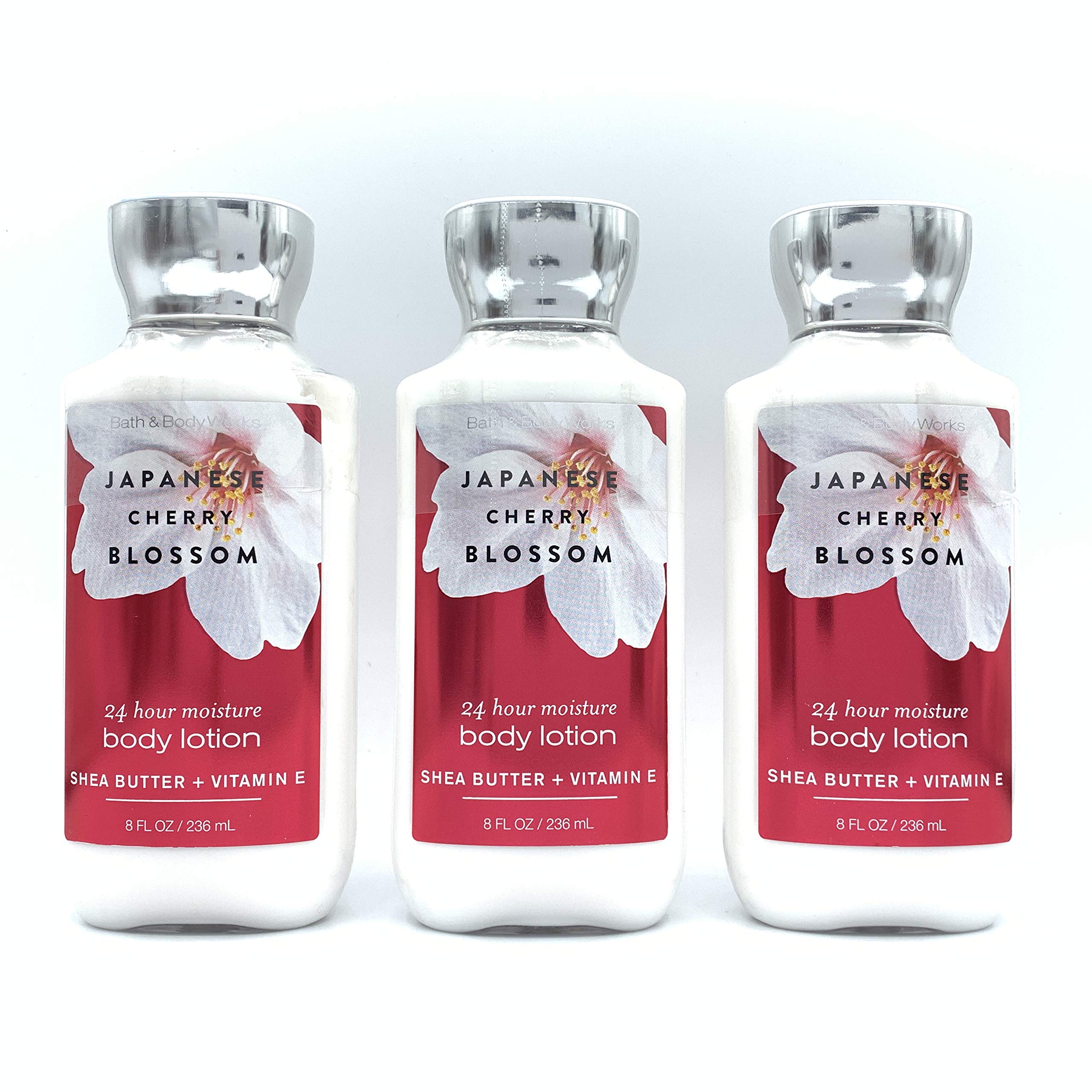 Après douche: application de la lotion parfum cerisier, hydratation durable.