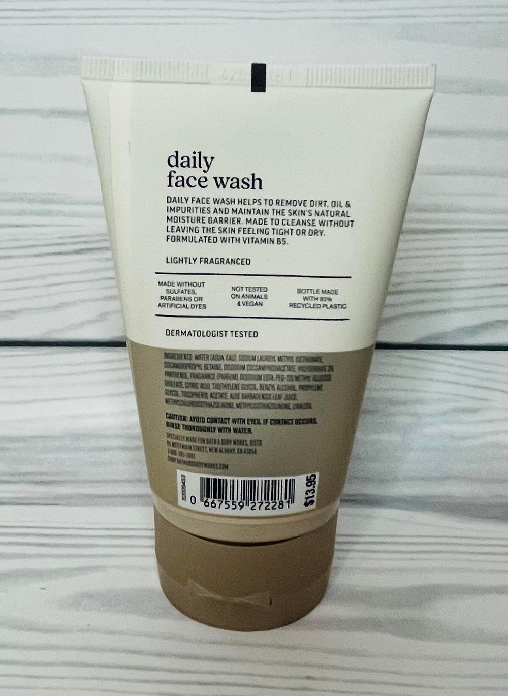 Nettoyant visage Bath & Body Works avec vitamine B5 et aloe sur l’étiquette.