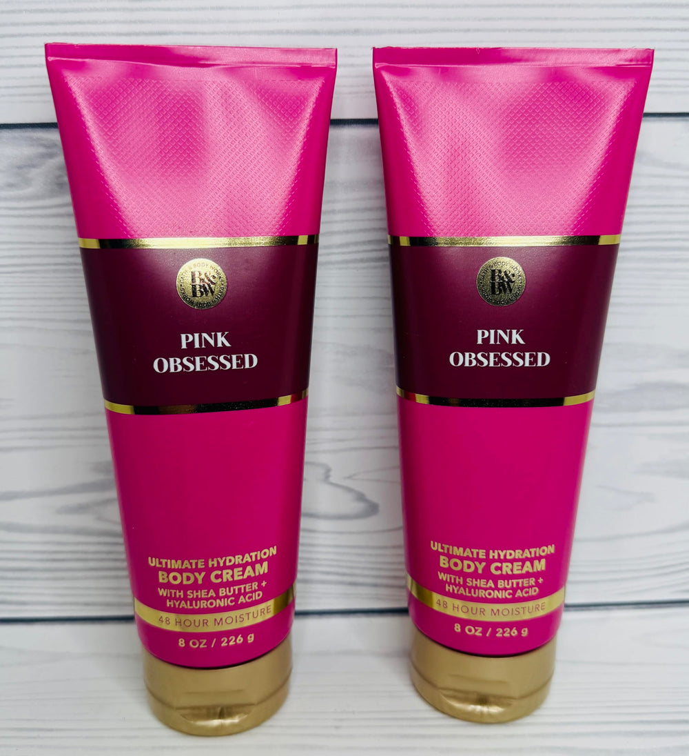 Bath & Body Works Pink Obsessed crème corporelle texture satin pour application douce et réhydratante.