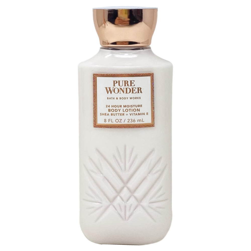 Application de la lotion Pure Wonder sur les mains pour une douceur rapide.